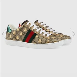 Gucci - Women's Ace GG Supreme sneaker with bees.